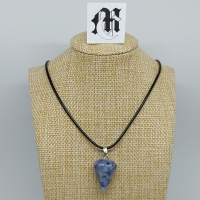 Ketting met hanger kegel blauw met wit gespikkeld