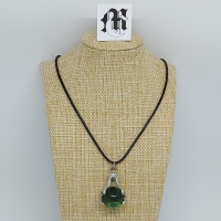 Ketting met hanger handen met bal groen transparant