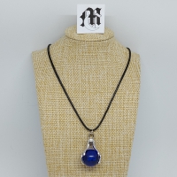 Ketting met hanger handen met bal blauw