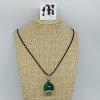 Ketting met hanger met bal groen gestreept