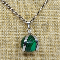 Ketting met hanger met bal groen gestreept