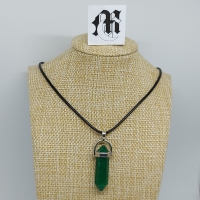 Ketting met hanger met dubbeleindersteen donker groen