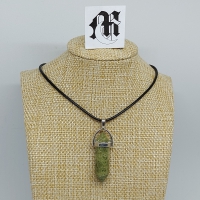 Ketting met hanger met dubbeleindersteen leger groen