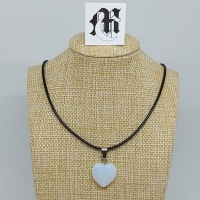 Ketting met hanger met stenen hart melkwit