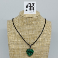 Ketting met hanger met stenen hart groen gestreept