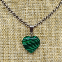 Ketting met hanger met stenen hart groen gestreept