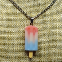 Ketting met kunststof ijsje rood/blauw