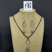 Set oorbellen en ketting met hanger ruit spiraal (hangend)