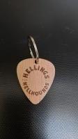 Houten sleutelhanger model gitaar plectrum