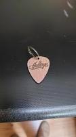 Houten sleutelhanger model gitaar plectrum